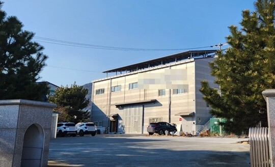 경남 김해에 있는 R 사 공장 중 한 곳 외부 전경. 장 회장 아들은 20대 중반이었던 2023년 이 공장 건물을 25억 원에 매입했다. 사진=김지영 기자