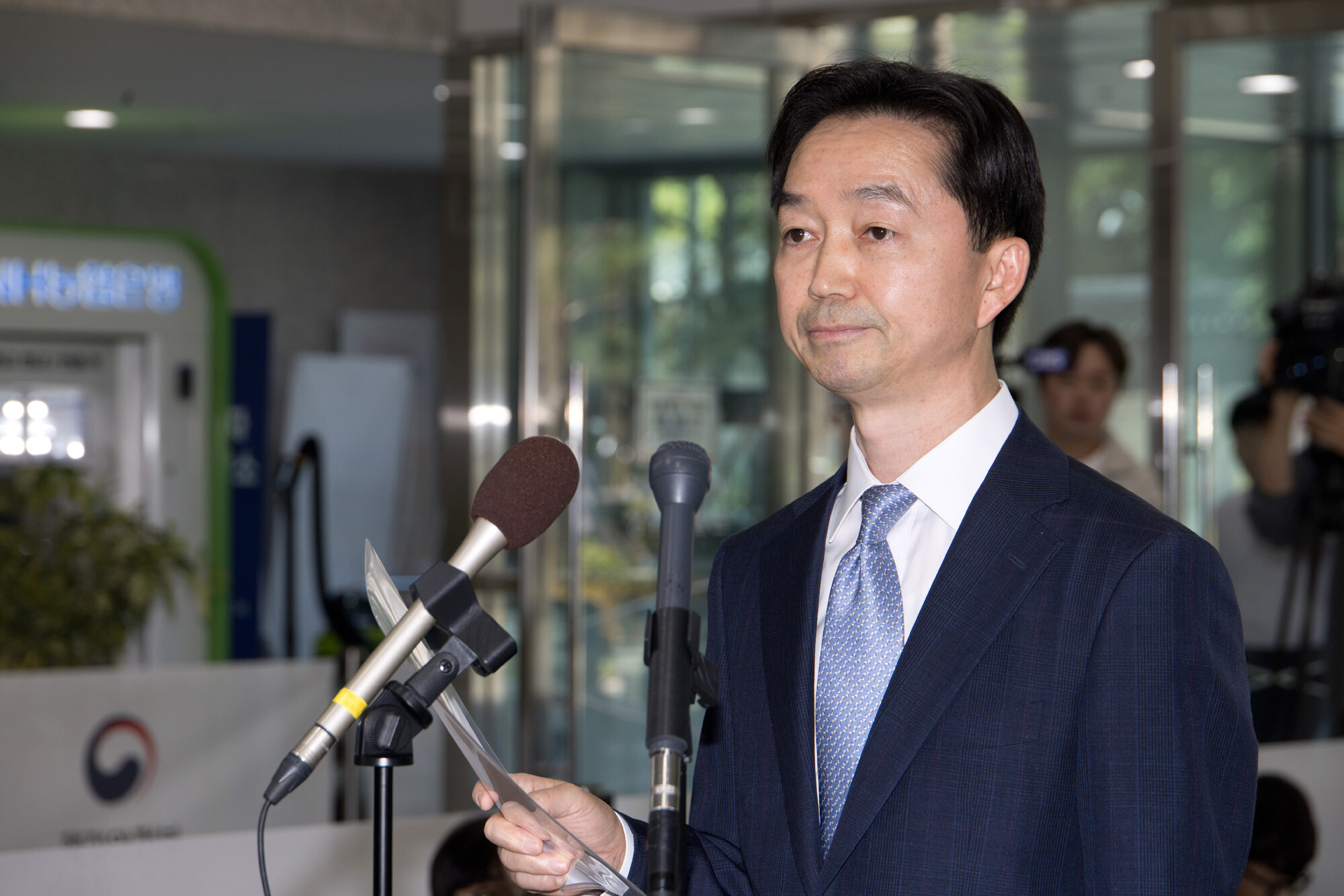 김지용 중대범죄수사청장 후보자가 2일 인사청문회 준비 사무실이 마련된 정부서울청사 창성동 별관에서 인사청문회와 관련한 입장을 밝히고 있다. 사진=이종현 기자