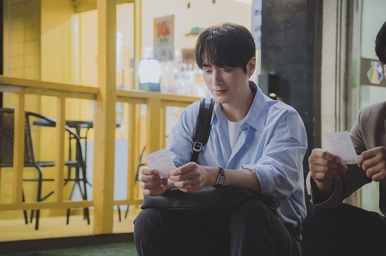 그간 장르물에서 굵직한 캐릭터 연기를 선보여 온 이준혁에게 공은태가 가진 평범함은 새로운 연기적 경험으로 다가왔다. 사진=티빙 제공