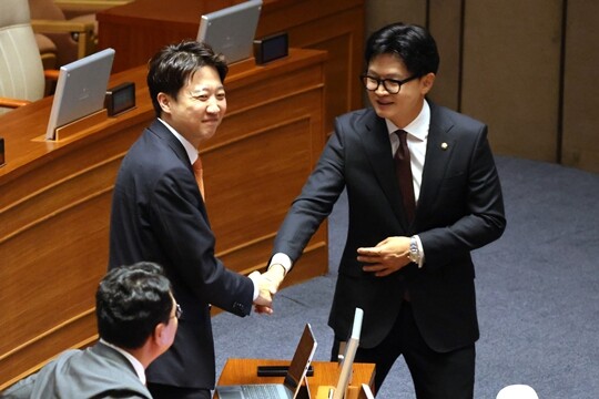 부산 북갑 국회의원 보궐선거에서 당선된 무소속 한동훈 의원이 6월 5일 국회 본회의에 참석해 개혁신당 이준석 의원과 인사를 나누고 있다. 사진=박은숙 기자