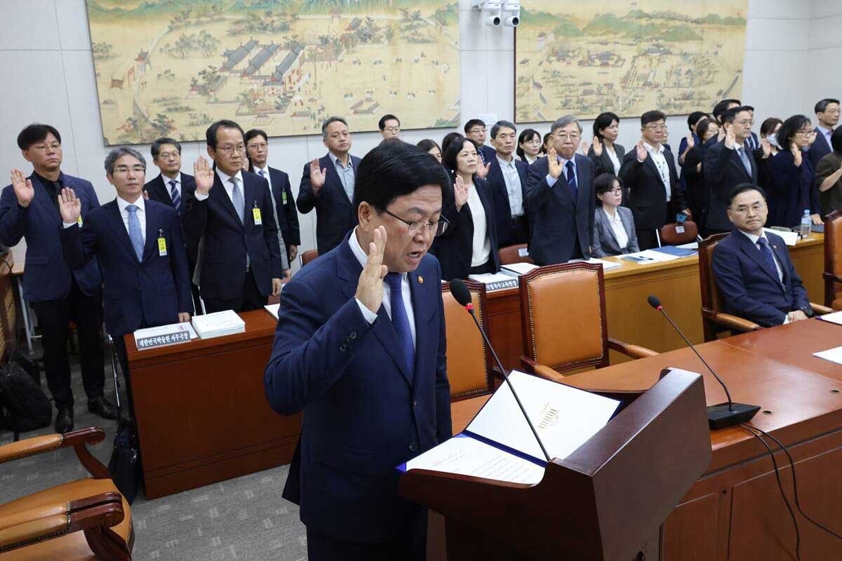 최교진 교육부 장관이 지난해 국회 교육위원회에서 열린 교육부 등에 대한 국정감사에서 증인 선서를 하고 있다. 사진=박은숙 기자