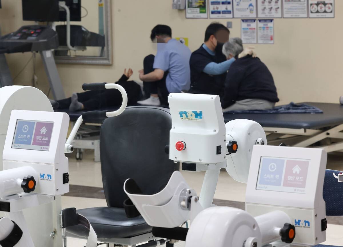 서울의 한 병원에서 어르신들이 물리치료를 받고 있는 모습으로 기사의 특정 내용과 관련 없음. 사진=연합뉴스
