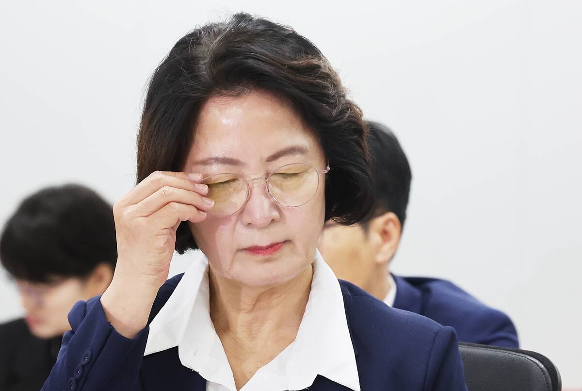 10월 13일 경기도 수원시 영통구 경기도청에서 열린 국회 행정안전위원회의 경기도에 대한 국정감사에서 추미애 경기도지사가 안경을 고쳐 쓰고 있다. 사진=연합뉴스
