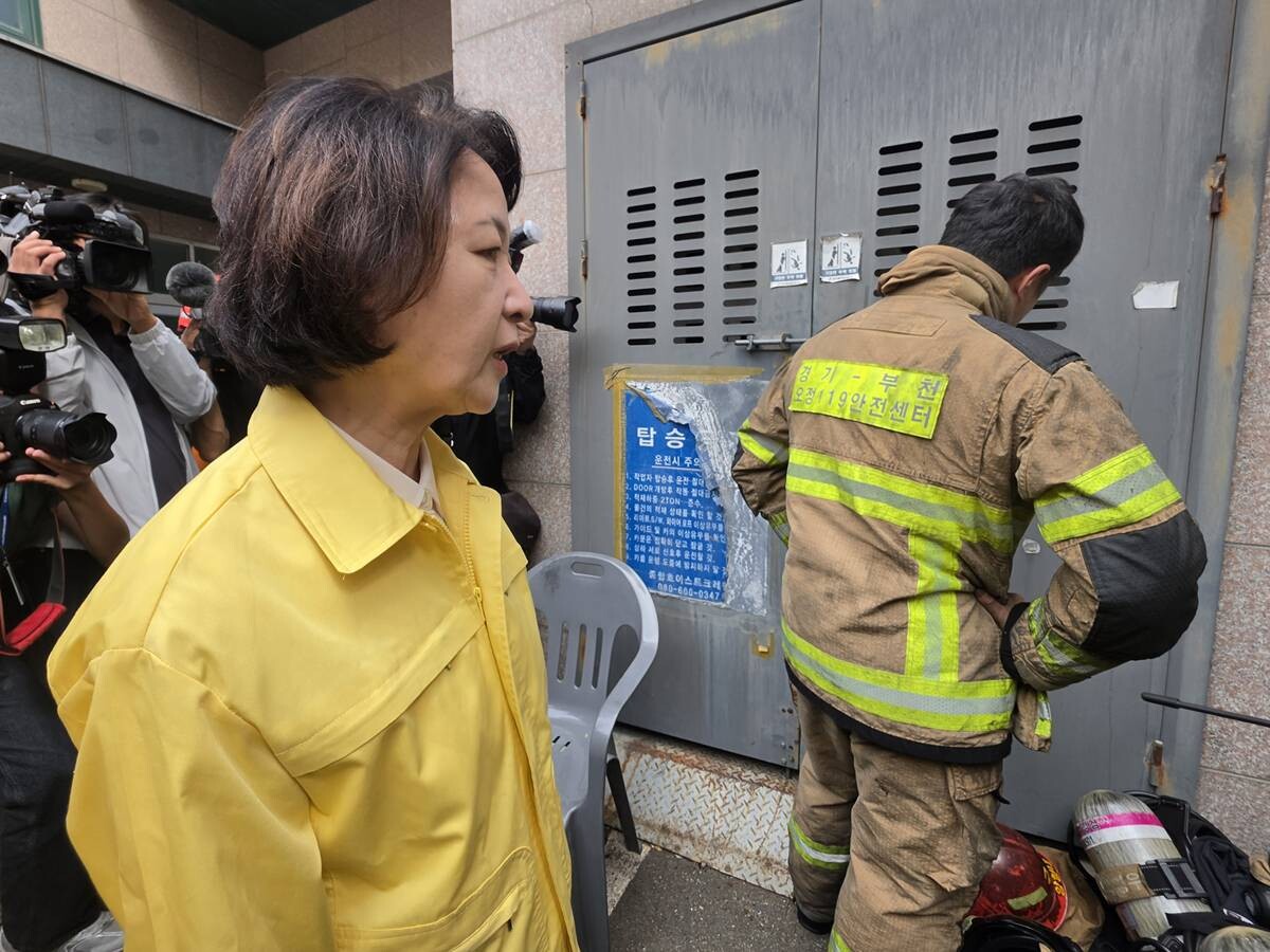 추미애 경기도지사가 16일 경기 부천시 한 금속 도장공장 화재 현장에서 동료 부상으로 슬퍼하는 소방대원을 위로하고 있다. 사진=연합뉴스