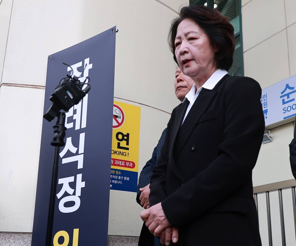 추미애 경기도지사가 17일 경기도 부천 공장 화재로 순직한 고 김진석 소방위의 순천향대 부천병원 빈소 앞에서 발언하고 있다. 사진=연합뉴스