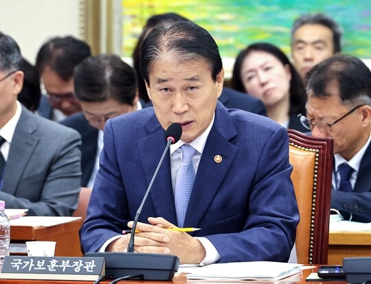 10월 6일 국회에서 열린 정무위원회 국정감사에서 권오을 국가보훈부 장관이 의원들의 질의에 답변하고 있다. 사진=연합뉴스