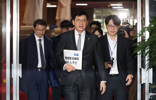 김준형 조국혁신당 원내대표가 10월 21일 국회에서 조국혁신당의 조희대 대법원장 탄핵소추안을 전달하기 위해 더불어민주당 원내대표실로 향하고 있다. 사진=박은숙 기자