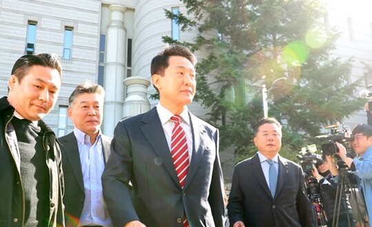 오세훈 서울시장이 10월 23일 서울 서초구 서울고법에서 열린 ‘명태균 여론조사비 대납 사건’ 항소심 선고공판에서 무죄 판결을 받고 법원을 나서고 있다. 사진=박정훈 기자