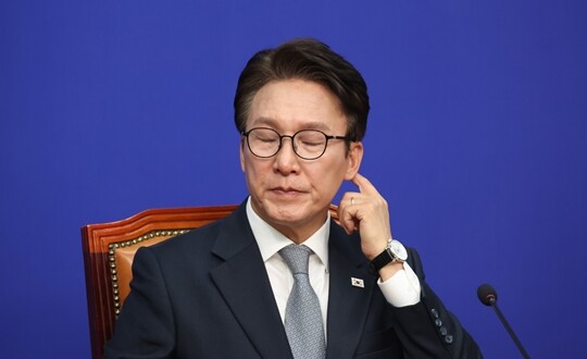 김민석 더불어민주당 대표가 10월 23일 국회에서 열린 민주당 최고위원회의에 굳은 표정으로 자리해 있다. 사진=박은숙 기자