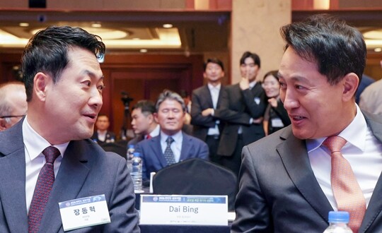 장동혁 국민의힘 대표와 오세훈 서울시장이 지난 6월 26일 서울 중구 롯데호텔에서 열린 2026 한반도 심포지엄에서 만나 대화를 나누고 있다. 사진=연합뉴스