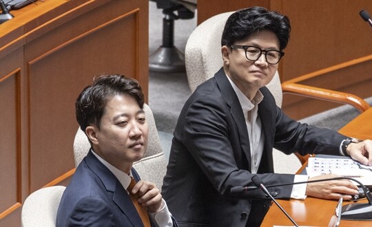 이준석 개혁신당 의원과 한동훈 무소속 의원이 7월 24일 국회에서 열린 예산결산위원회 전체회의에 참석했다. 사진=연합뉴스