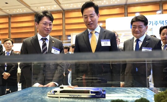 오세훈 서울시장이 9월 30일 서울 강남구 코엑스에서 열린 행사장에서 전시된 한강버스 모형을 보고 있다. 사진=연합뉴스