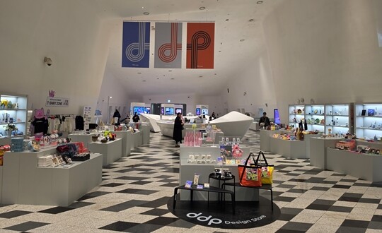 DDP 내 카페 드 페소니아가 철거된 자리는 현재 서울시 홍보 공간으로 활용되고 있다. 사진=민웅기 기자