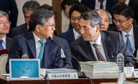 이야기하는 김창보 서울고등법원장-민중기 서울중앙지법원장