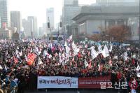 행진하는 자유한국당 의원들