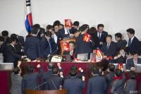 국회의장에게 사퇴라는 손피켓을 던지고 있다.