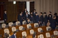 심각하게 고민하는 문희상 국회의장