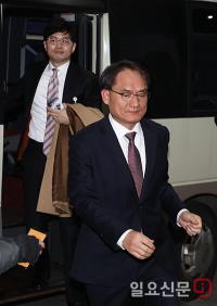 대검찰청에 들어가는 한동훈-박찬호 검사