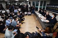 서울시장 성추행 사건 기자회견에 몰린 취재진들