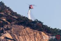 북한산 화재 진압하는 소방헬기