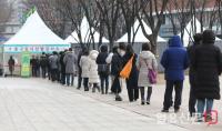 서울광장 임시 선별검사소를 찾은 시민들
