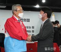 김종인 비대위원장과 악수하는 안철수 대표
