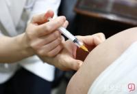 얀센 코로나 19 백신 접종 받는 시민