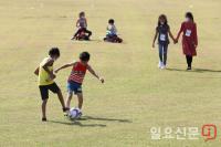 축구 즐기는 아프간 어린이들