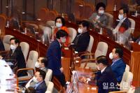 신상발언 마치고 자리로 돌아가는 윤희숙 의원