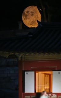 ‘궁궐에 내려온 보름달’