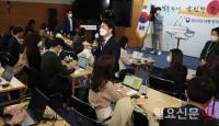 기자들 사이에 선 안철수 위원장