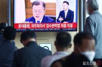 문대통령, 국무회의 ‘검수완박법’ 의결 서울역 TV 시청