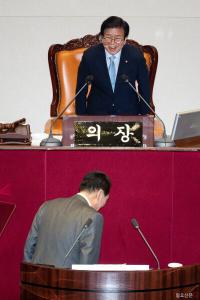 국회의장에게 인사하는 윤석열 대통령