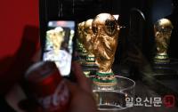 ‘월드컵 트로피 찍는 시민 ’