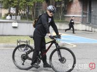 자전거로 출근하는 유인촌 장관 후보자