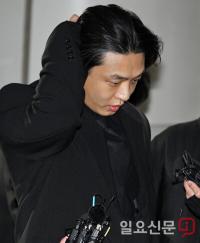 법원 첫 공판 출석하는 배우 유아인