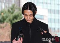 법원 출석하는 배우 유아인