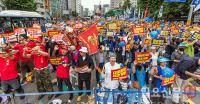 채상병 특검법 거부 규탄 범국민대회에서 구호 외치는 참가자들
