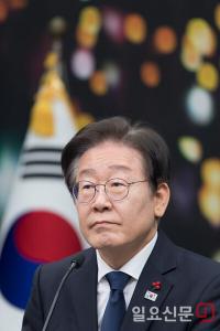 질문에 답하는 이재명 대표