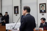 기자들의 질문에 답하는 이재명 대표