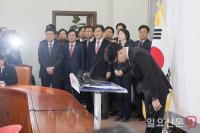 인사하는 한동훈 대표