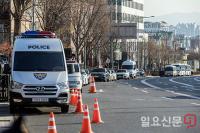 관저 앞 길게 늘어선 경찰 차량