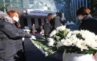 헌화를 기다리는 시민들