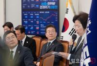 패트체크 화면 바라보는 이재명 대표