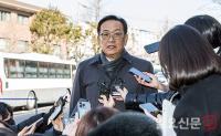 취재진 질문에 답하는 석동현 변호사
