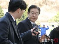지지자에게 손인사 하는 이재명 대표