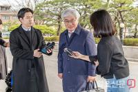 취재진 질문에 답하는 마은혁 헌법재판관