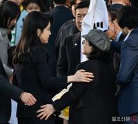이야기 나누는 김건희 여사