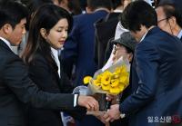 꽃다발 받는 김건희 여사