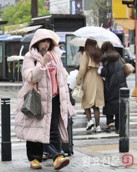 갑자기 찾아온 추위에 두터워진 옷차림